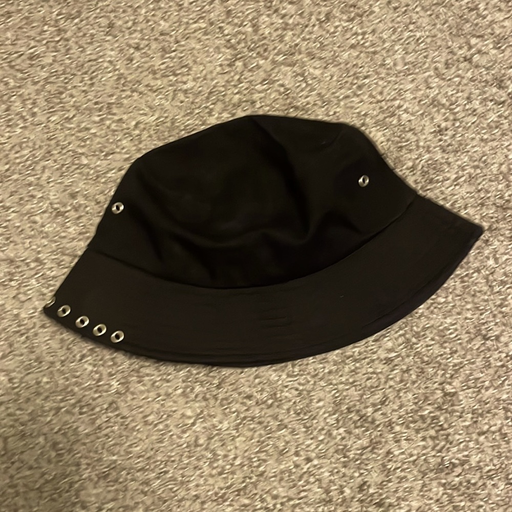 Black bucket hat